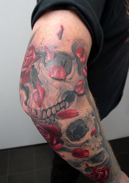 Skulls and roses by Tamas